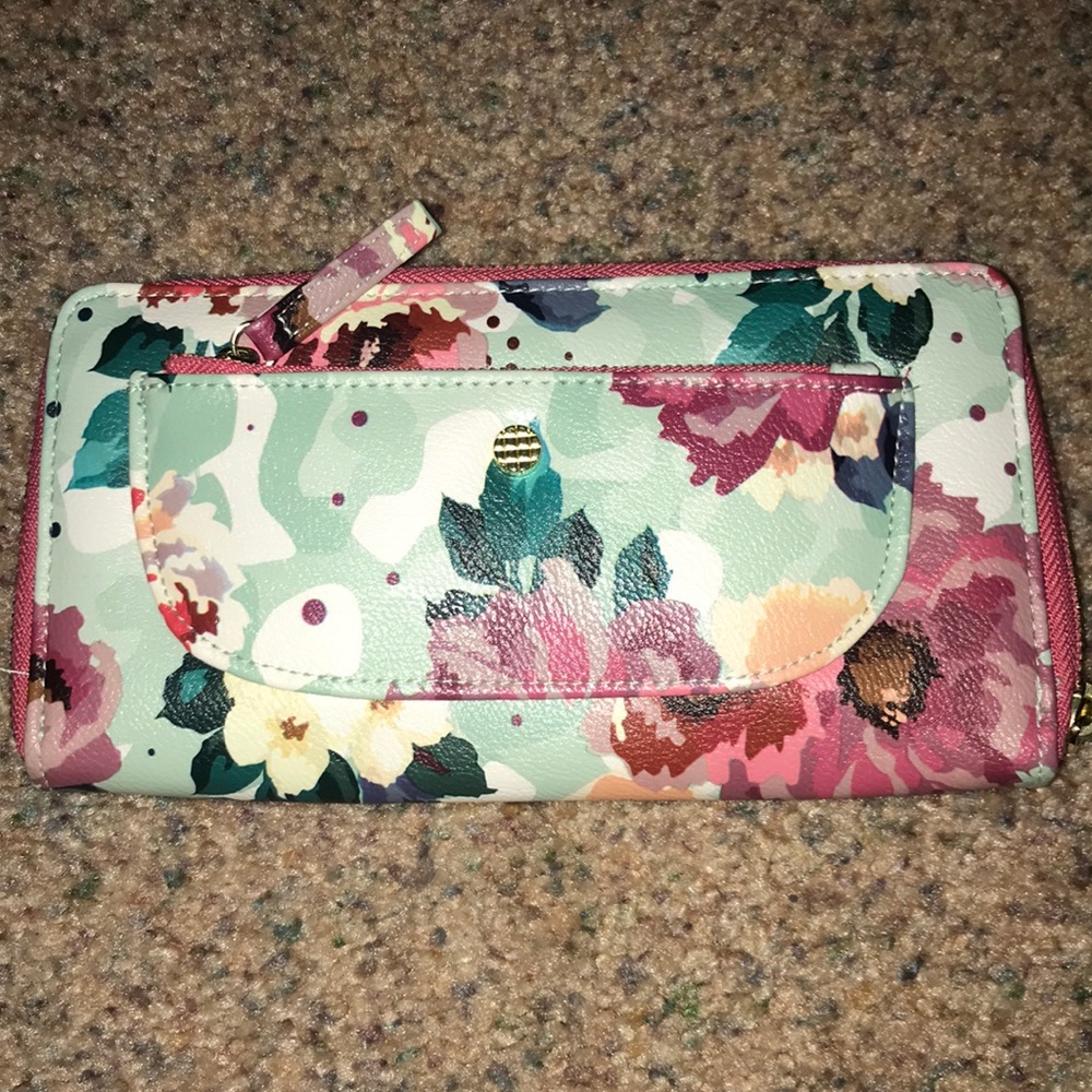 Cute floral wallet! Never been used 💕💕